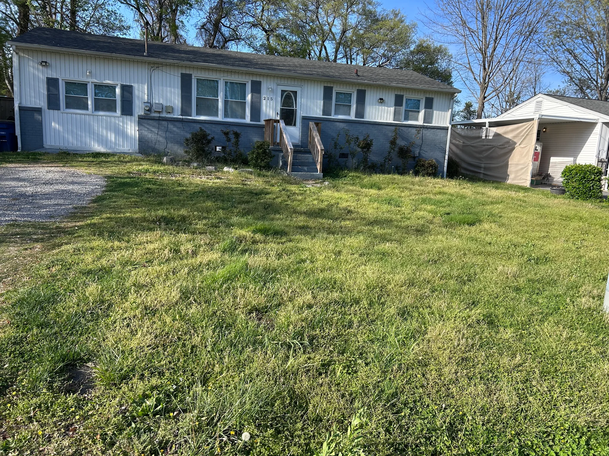 Shelbyville House: 215 Chestnut Drive