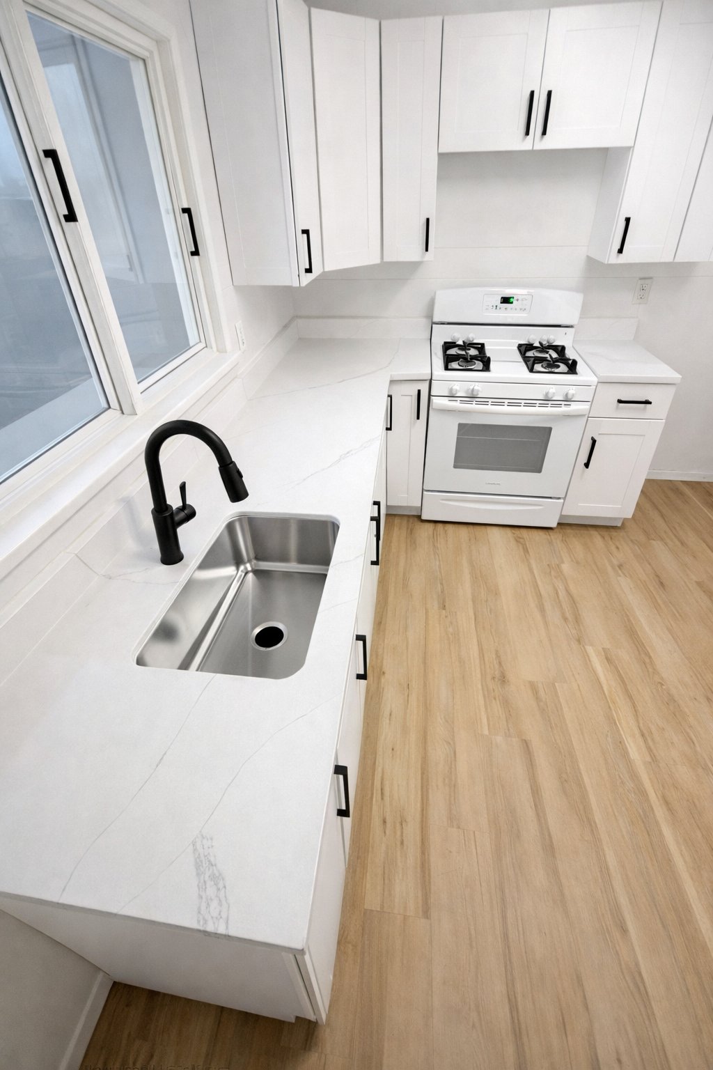 Kingston Apartment: 27 Penn St