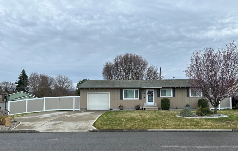 Greenacres House: 19024 E Valleyway Ave