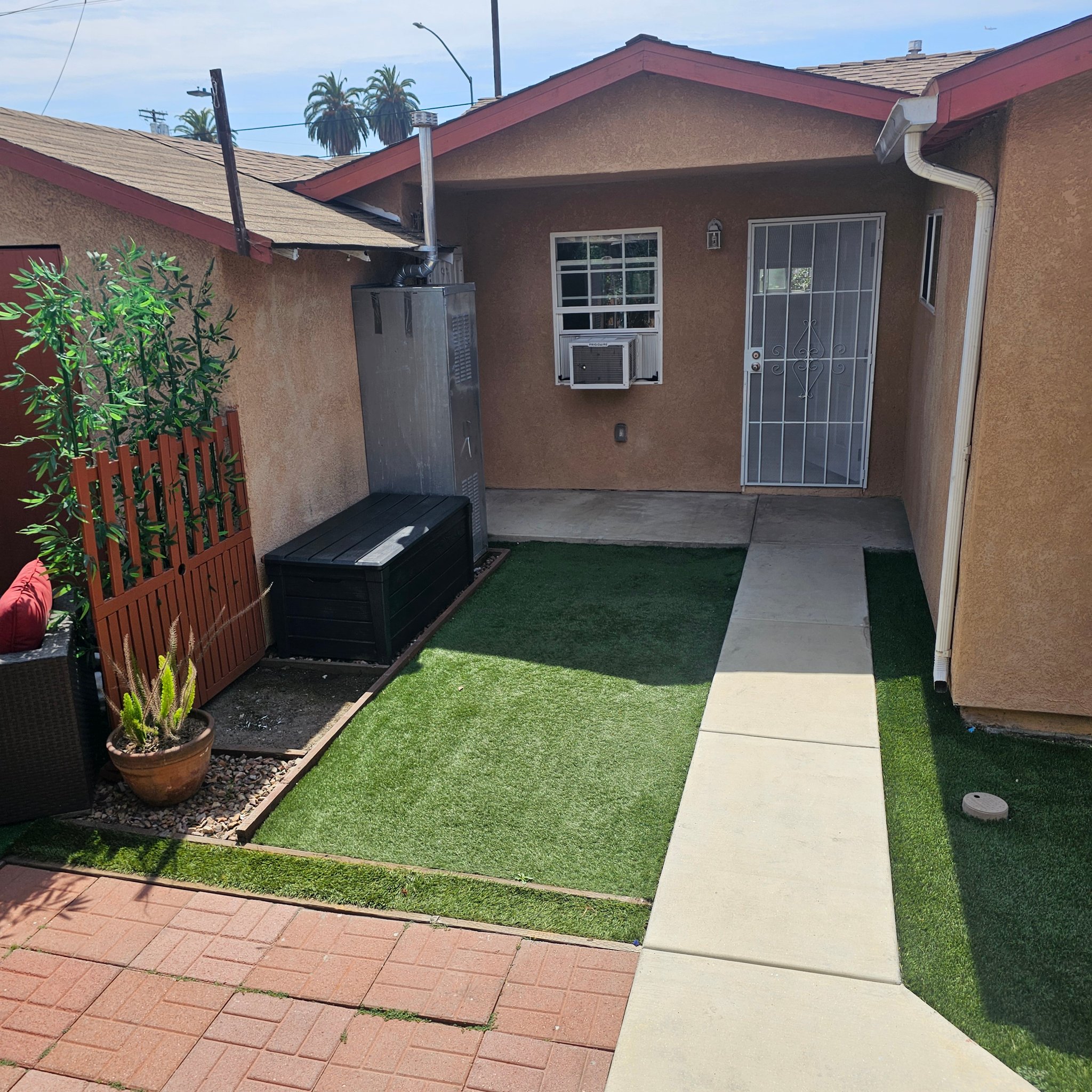 los angeles House: 1540 1/2 w 58th street