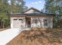 Freeport House: 16 Justin Ct