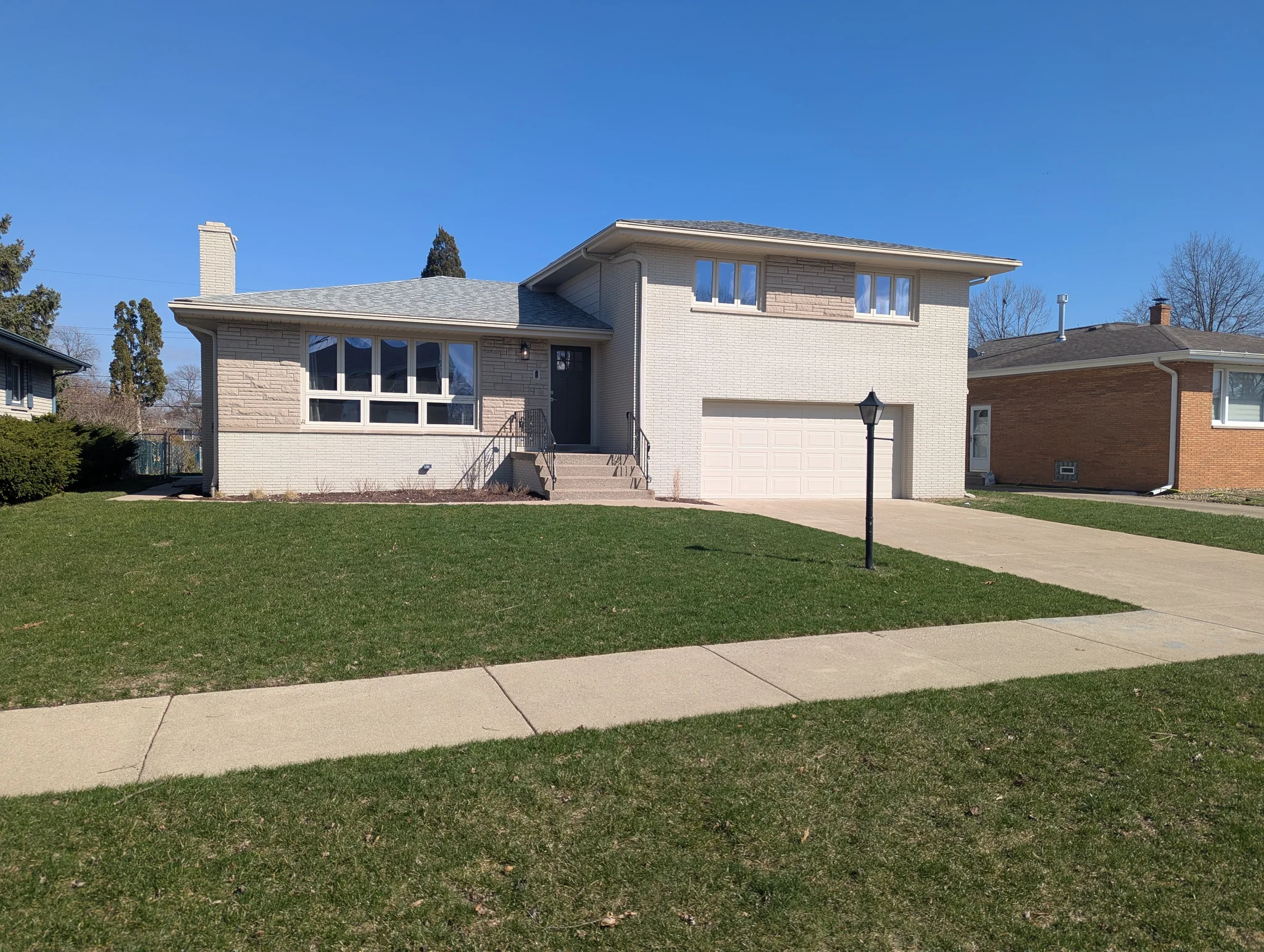 Munster House: 8237 Monroe Ave