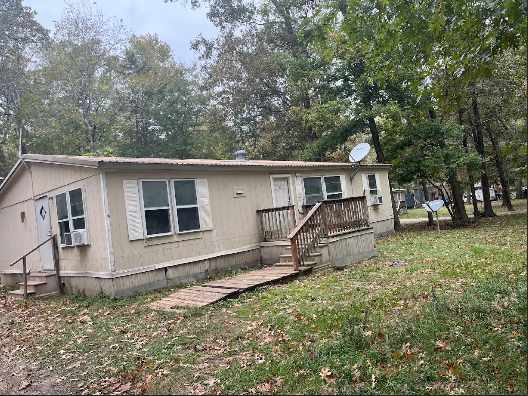 Willis House: 15505 Parret Ln,