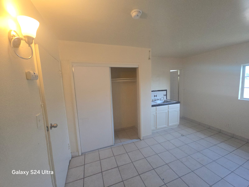 Los Angeles Apartment: 3711 S Western Ave #6