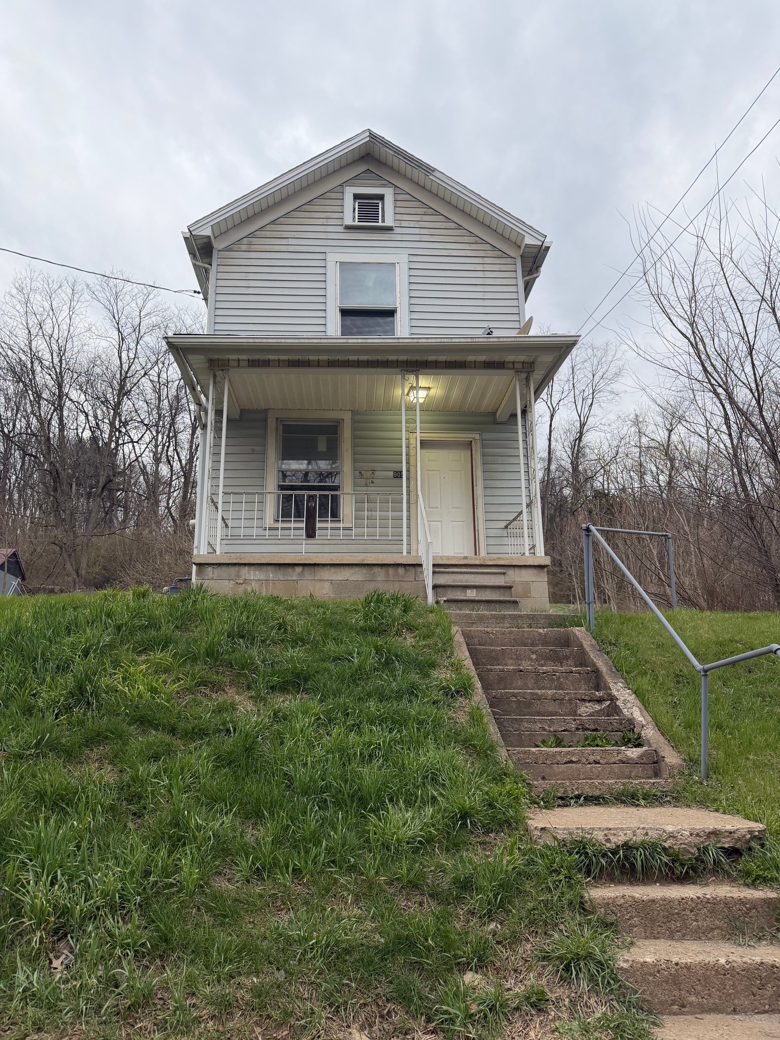 New Castle House: 905 N Liberty St