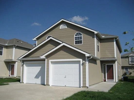 Lee's Summit Townhome: 1621 SW Shelby Dr