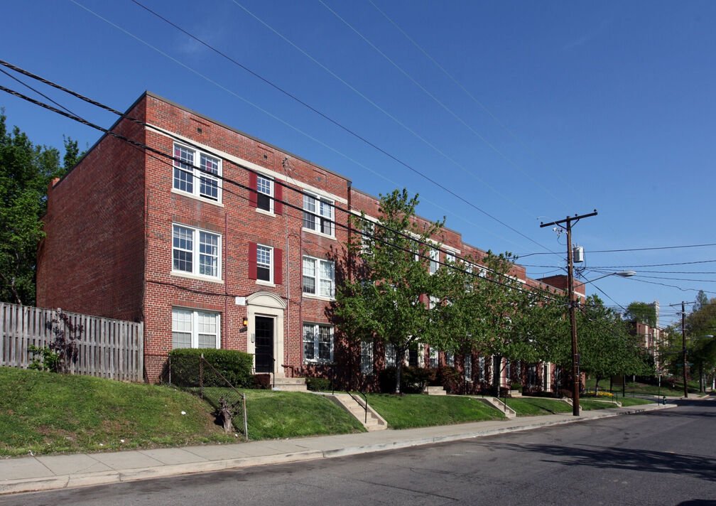 Washington Apartment: 2908 7th St NE