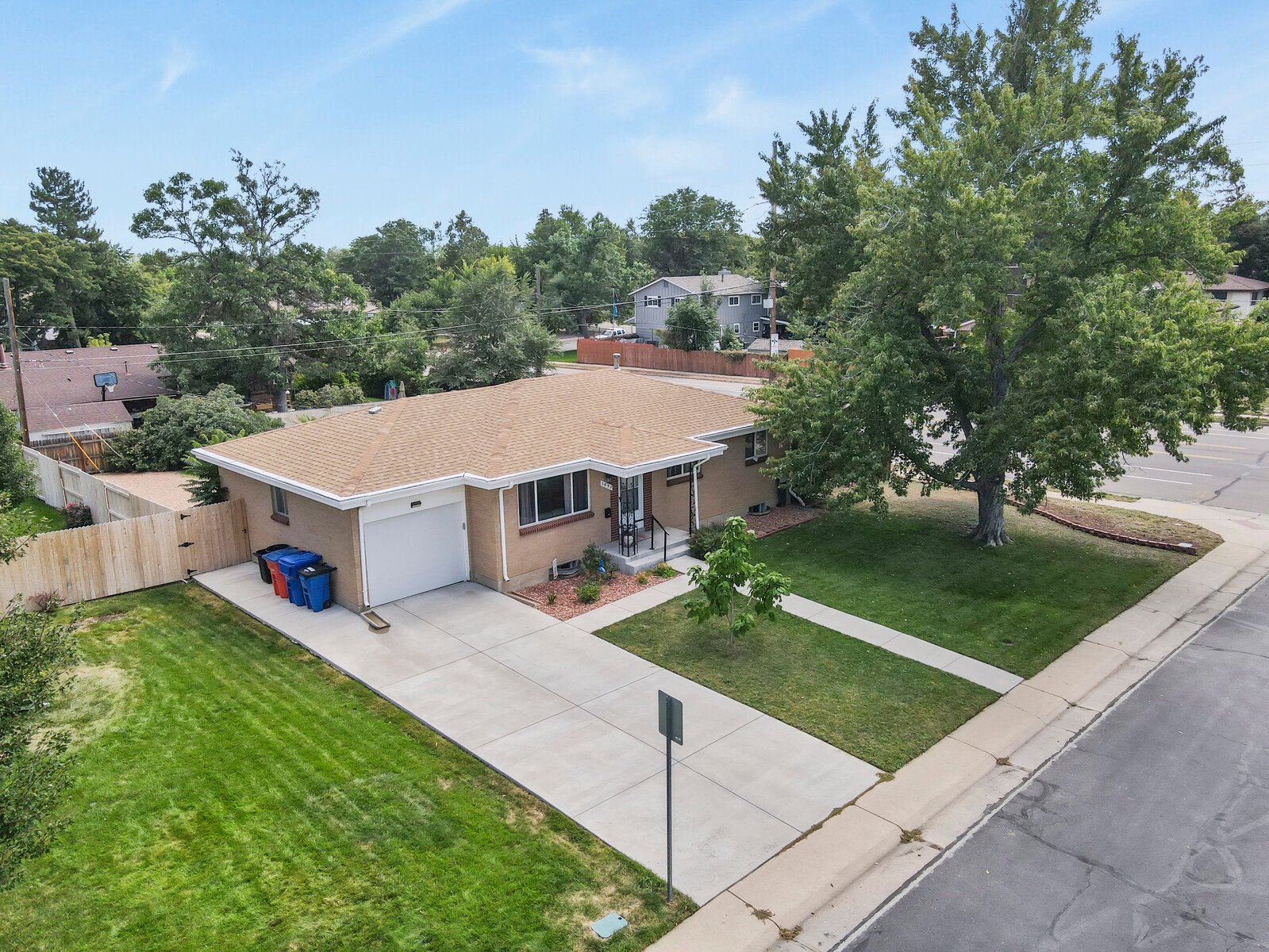 Lakewood House: 1092 S Iris St