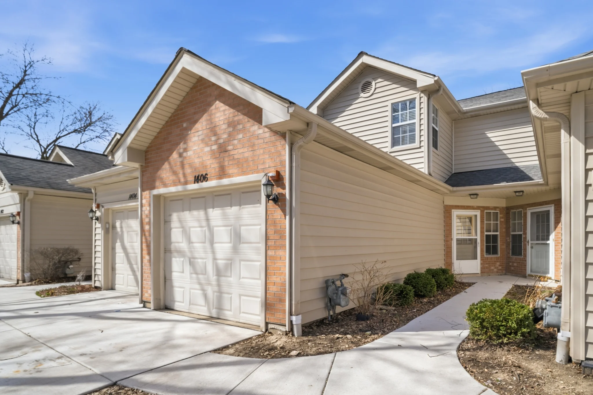 glendale Heights Townhome: 1406 Golfview Dr , Glendale Heights, IL 60139