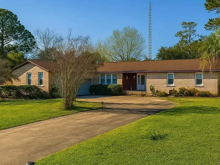 Columbia House: 2701A Cliffside Dr