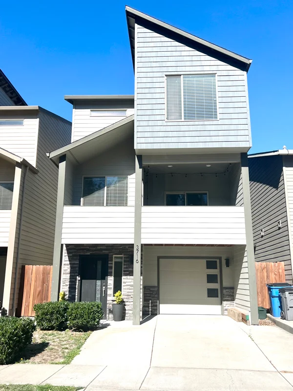 Vancouver House: 3716 Nicholson Rd