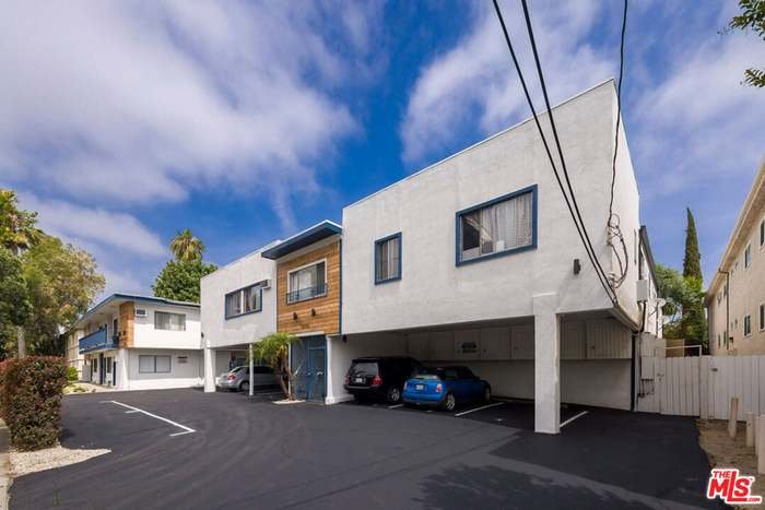 Van Nuys Apartment: 15115 Victory Blvd.