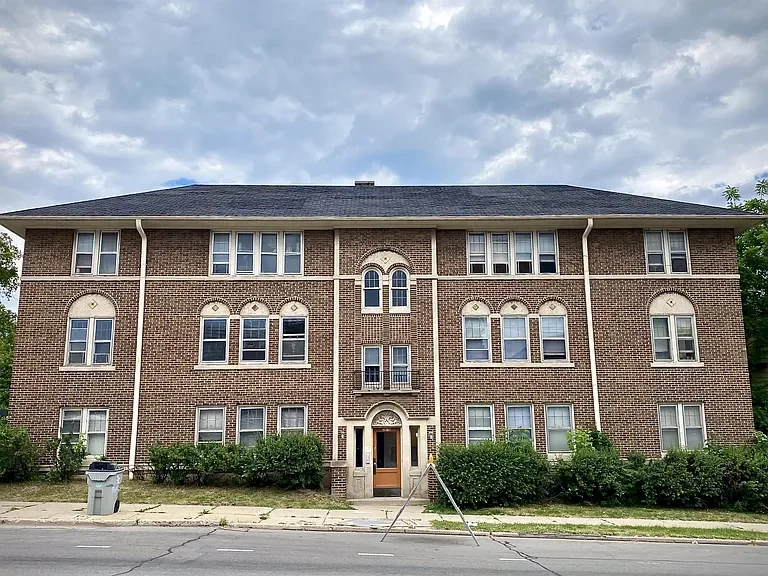 Milwaukee Apartment: 3070 N Oakland Ave