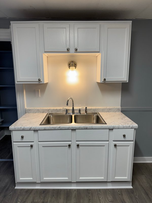 Rockford Apartment: 923 16th Ave