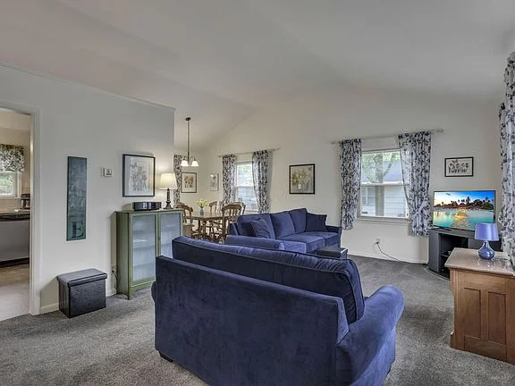 Columbus House: 4323 Astor Ave