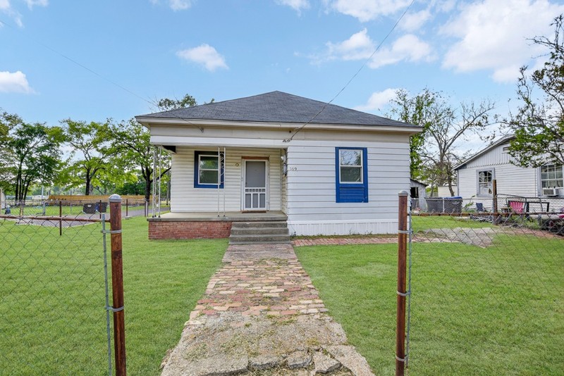 Longview House: 309 S Park Street