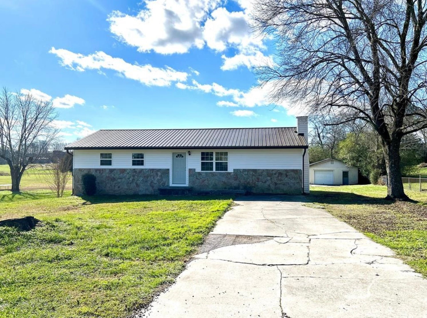 Cleveland House: 136 Golf Dr SE