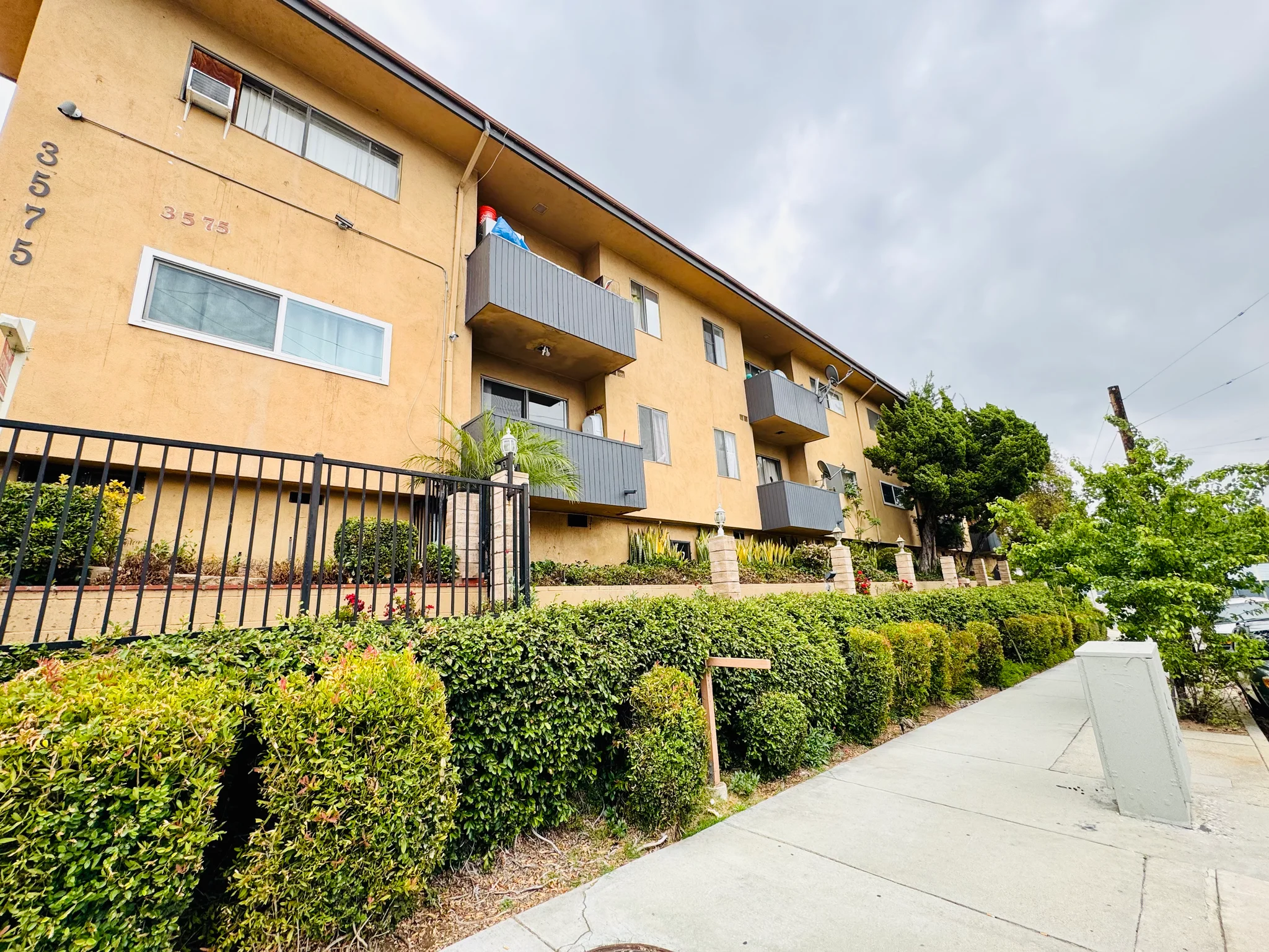 Los Angeles Apartment: 3575 Fletcher Dr