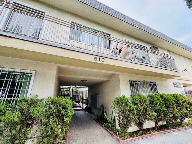 Los Angeles Apartment: 610 N Wilton Place