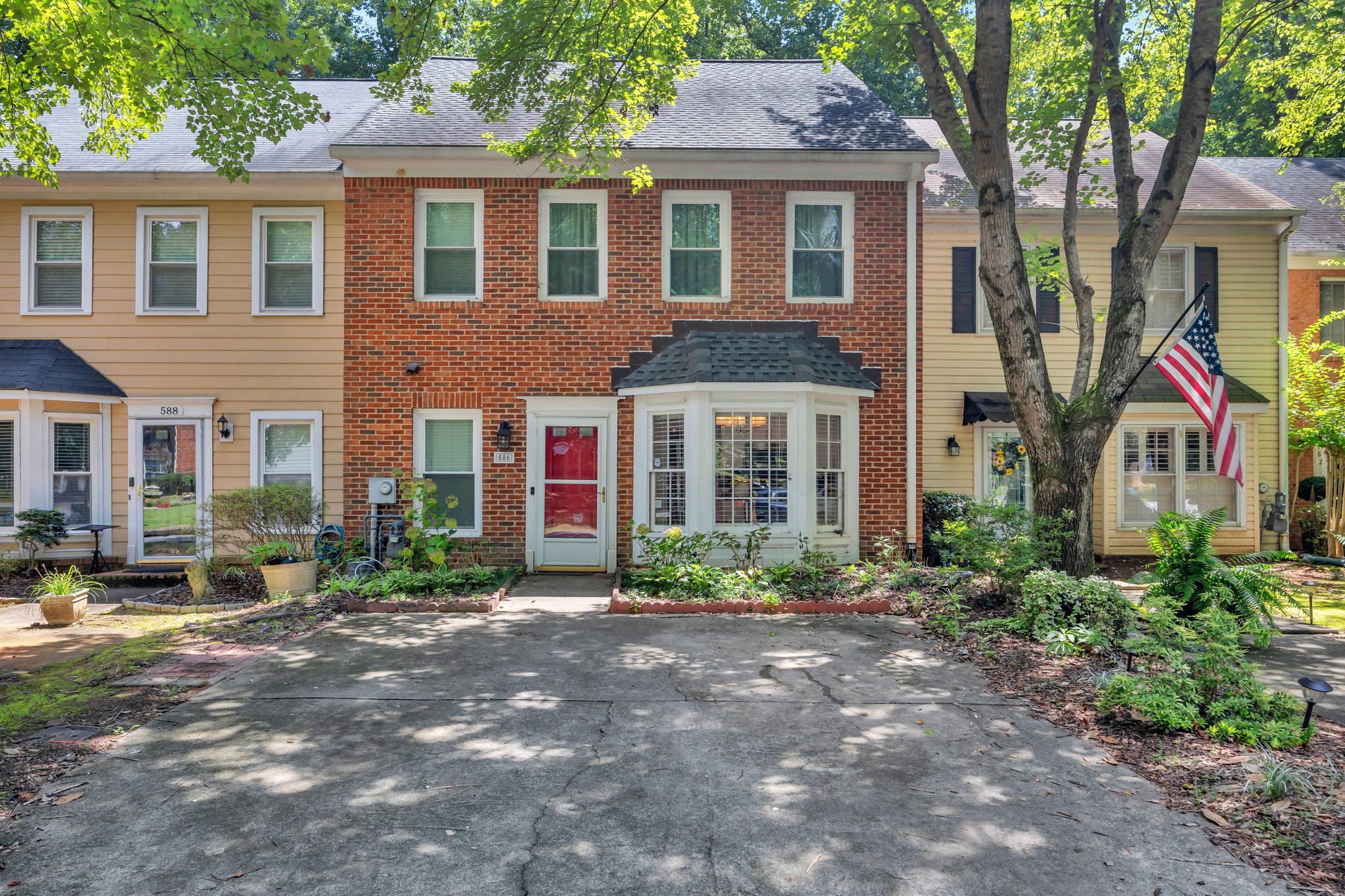 Marietta House: 586 St. James Walk SE