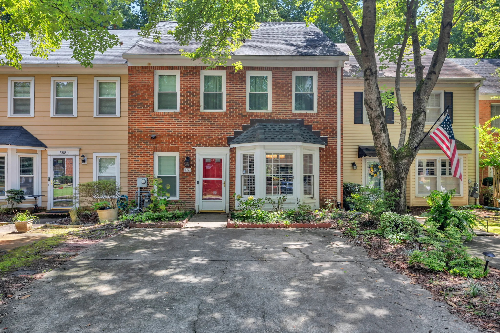 Marietta House: 586 St. James Walk SE