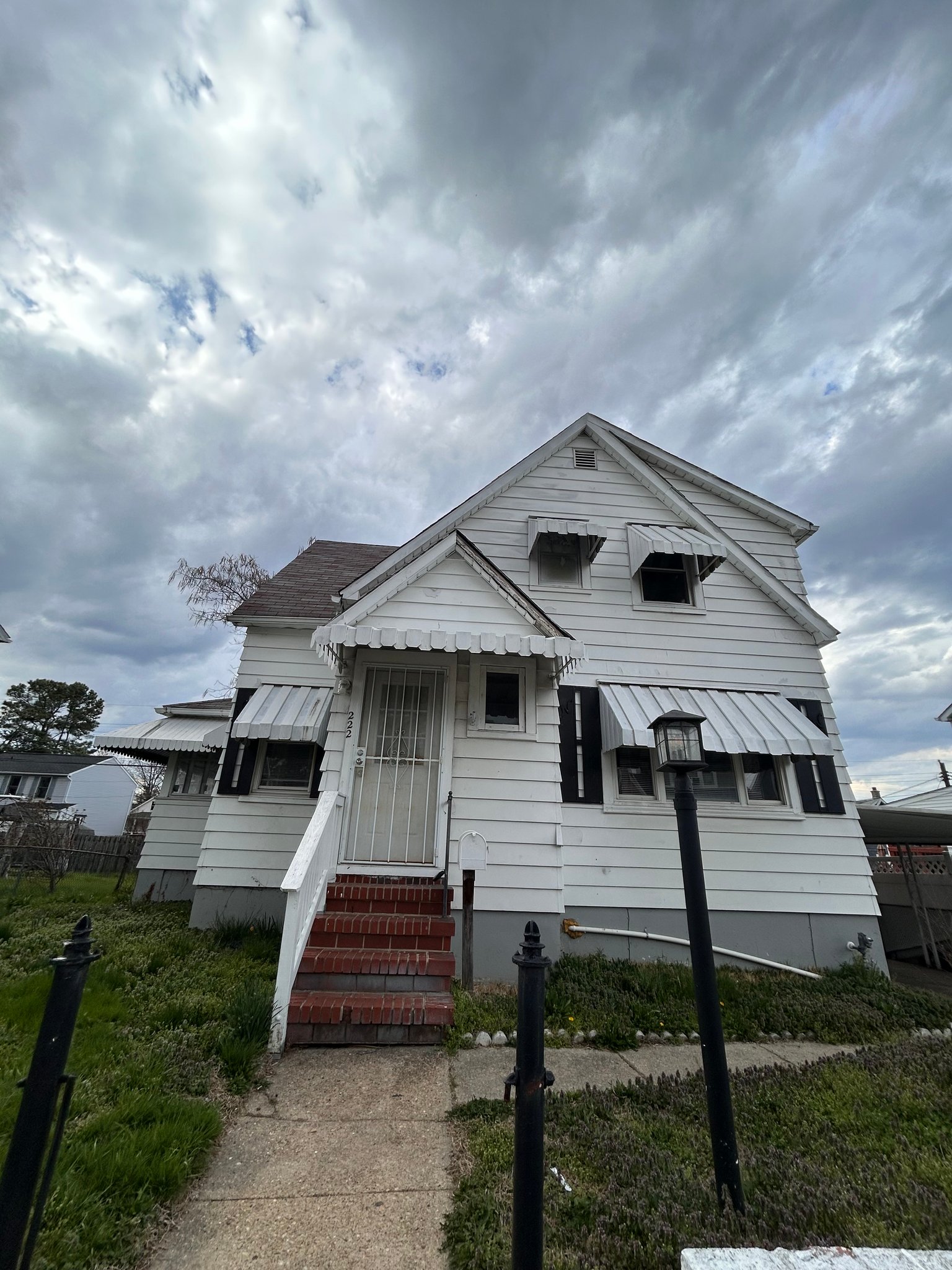 Dundalk House: 222 Detroit Ave