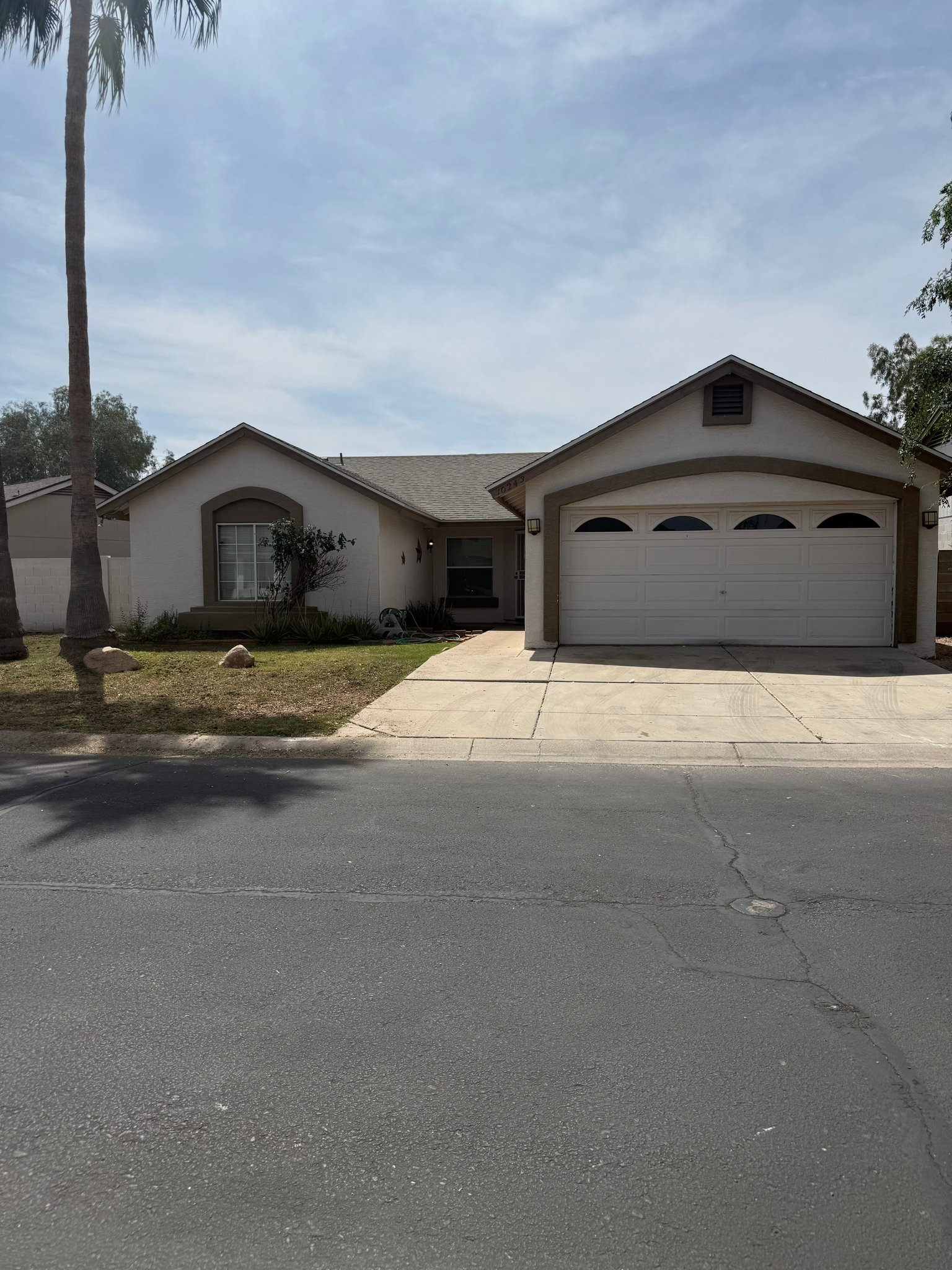 Glendale House: 10243 W Reade Ave