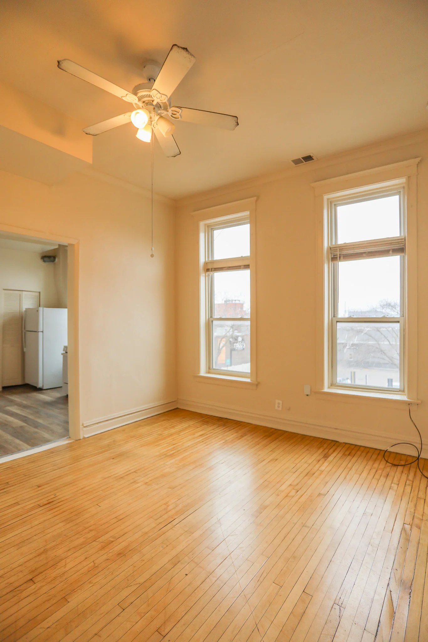 Chicago Apartment: 1959 Chicago Ave.