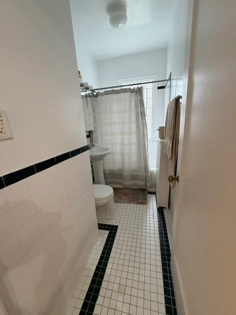 Winnetka Apartment: 460 Winnetka Ave,