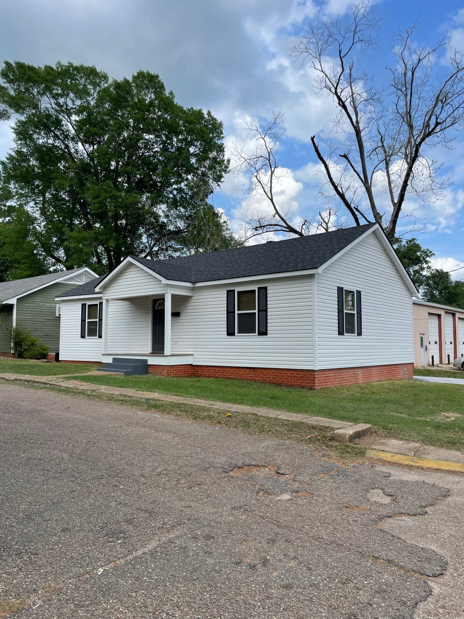 Pineville House: 102 Russell Ct