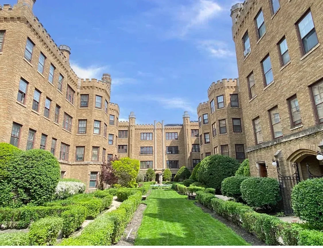 Chicago Condo: 2422 W Greenleaf Ave