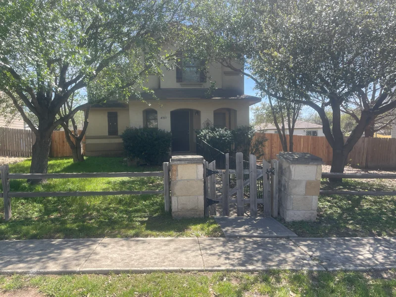 Austin House: 4703 Nuckols Crossing Rd