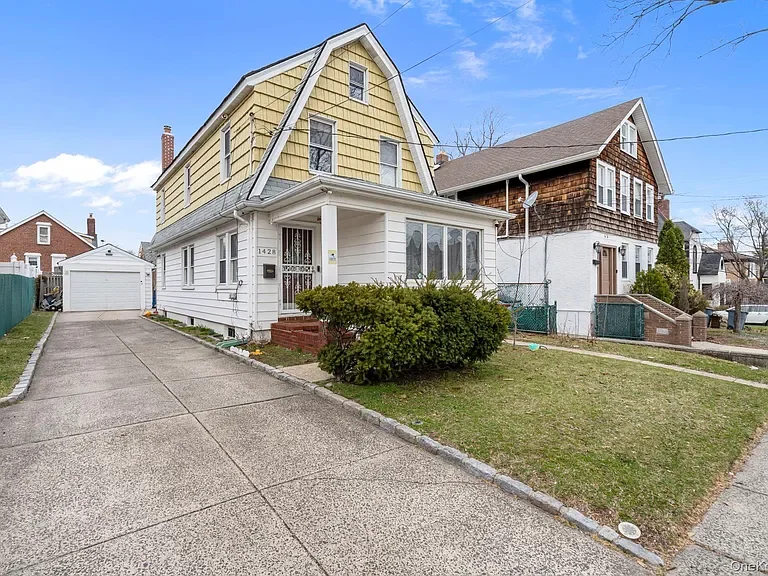 Whitestone House: 1428 156th St