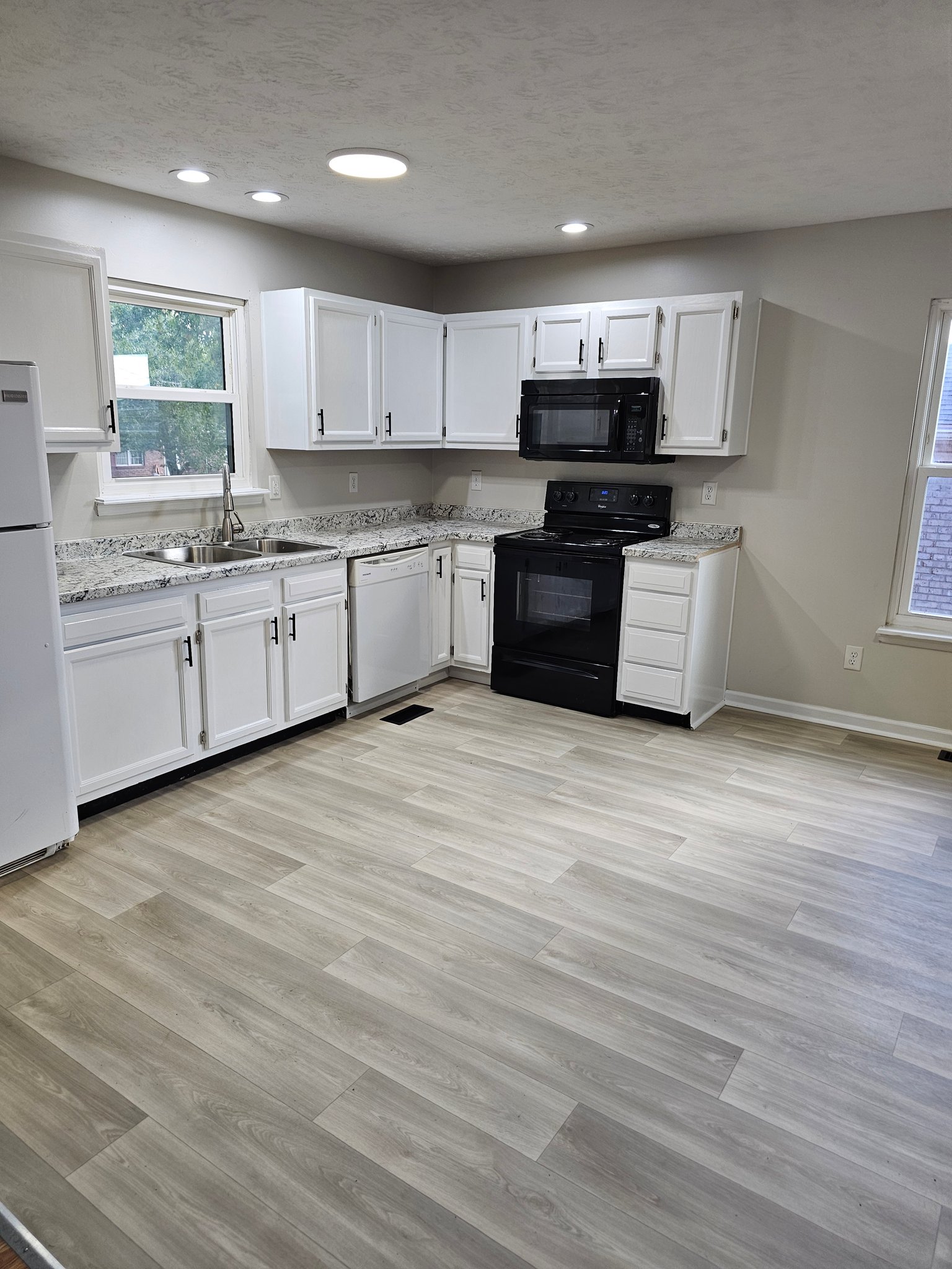 Nicholasville Multiplex: 521 Bell Place Dr