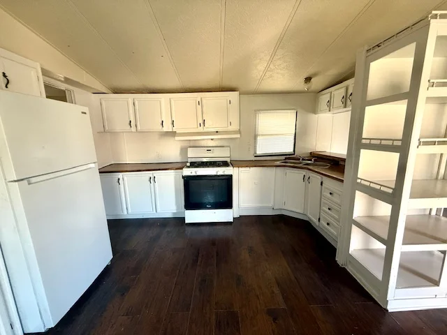 San Antonio House: 220 Bark Ln