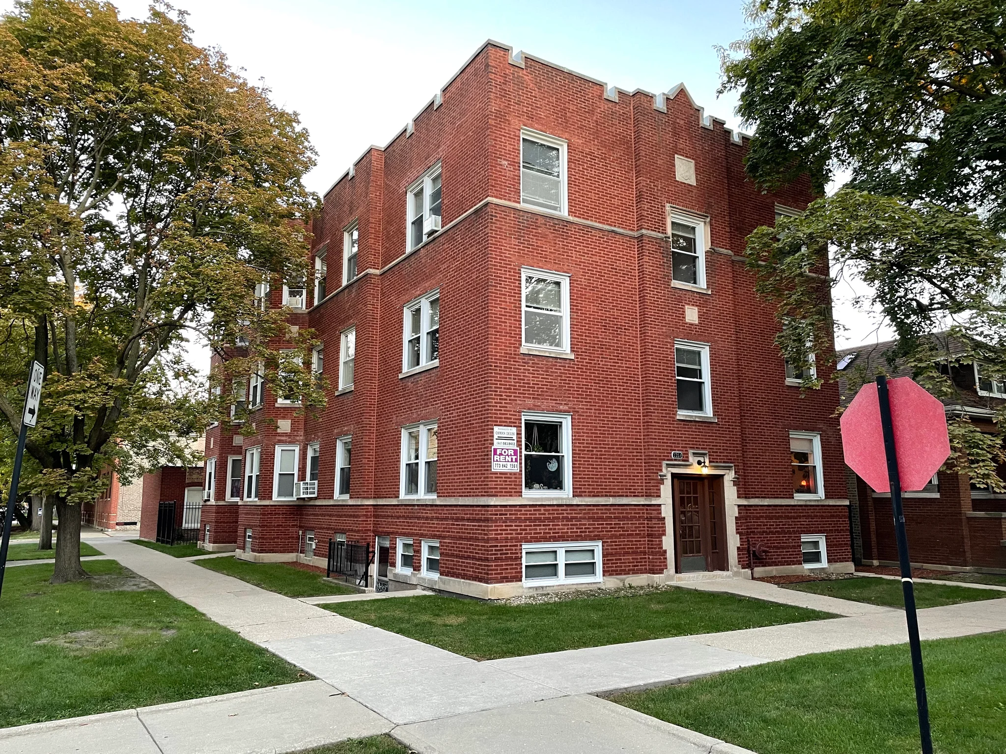 Chicago Apartment: 3621 W Roscoe