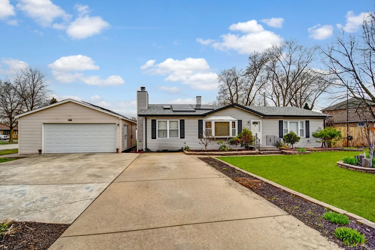 Oak Lawn House: 6611 W 87th Pl