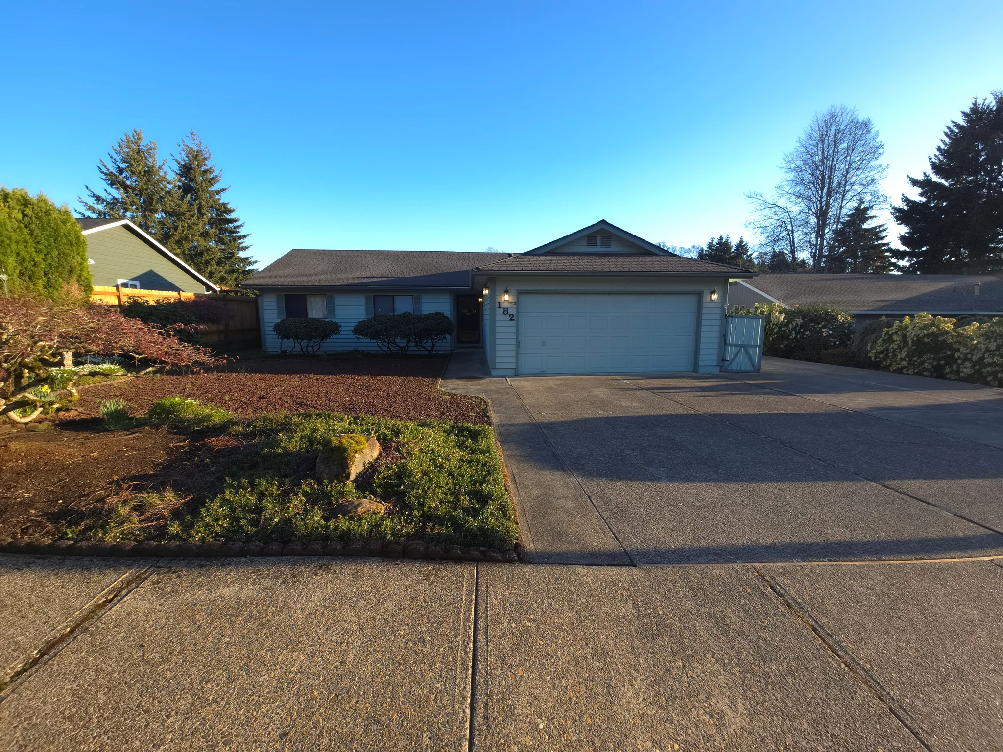 Salem House: 182 Carnelia St SE