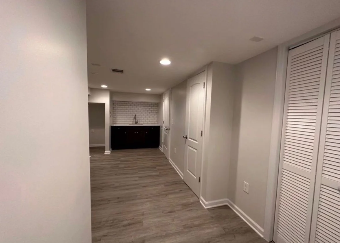 Clifton Apartment: 32 Hazel St