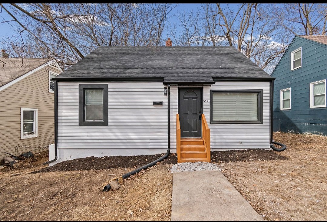 Kansas City House: 5752 College Ave