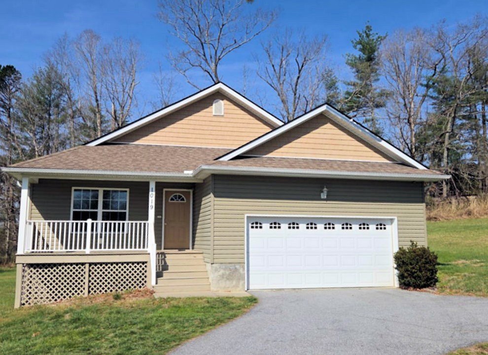 Hendersonville House: 1019 Sugarloaf Rd