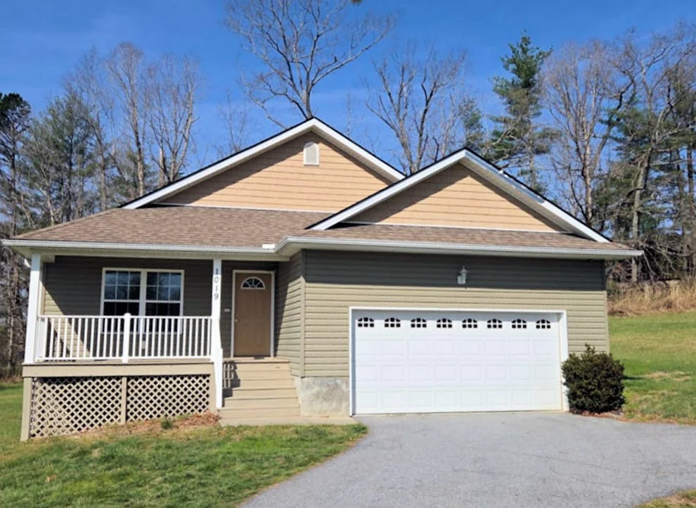 Hendersonville House: 1019 Sugarloaf Rd