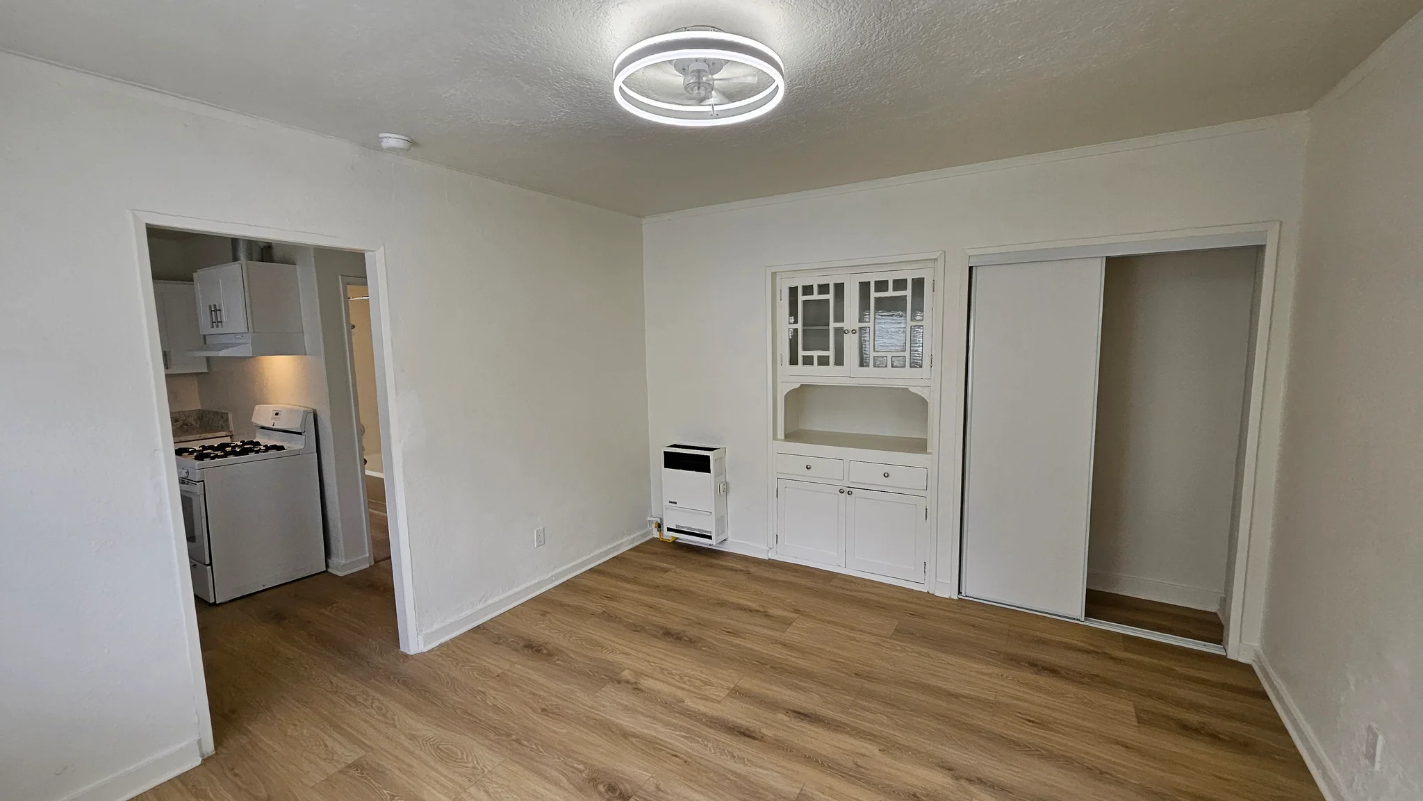 Los Angeles Apartment: 465 1/2 Boylston St