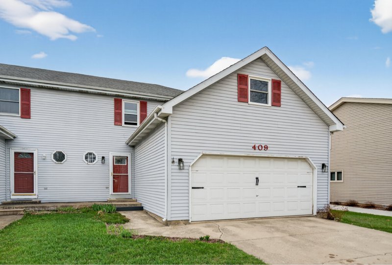 Shorewood Townhome: 409 S. Raven Rd