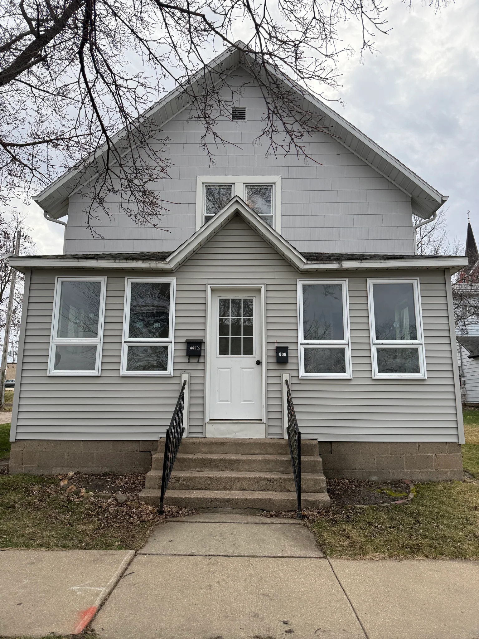 Tomah Apartment: 809 McLean Ave