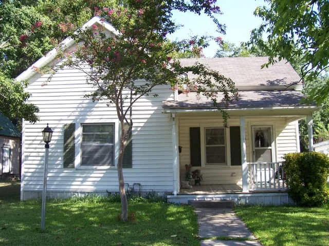Whitesboro House: 411 E Main St