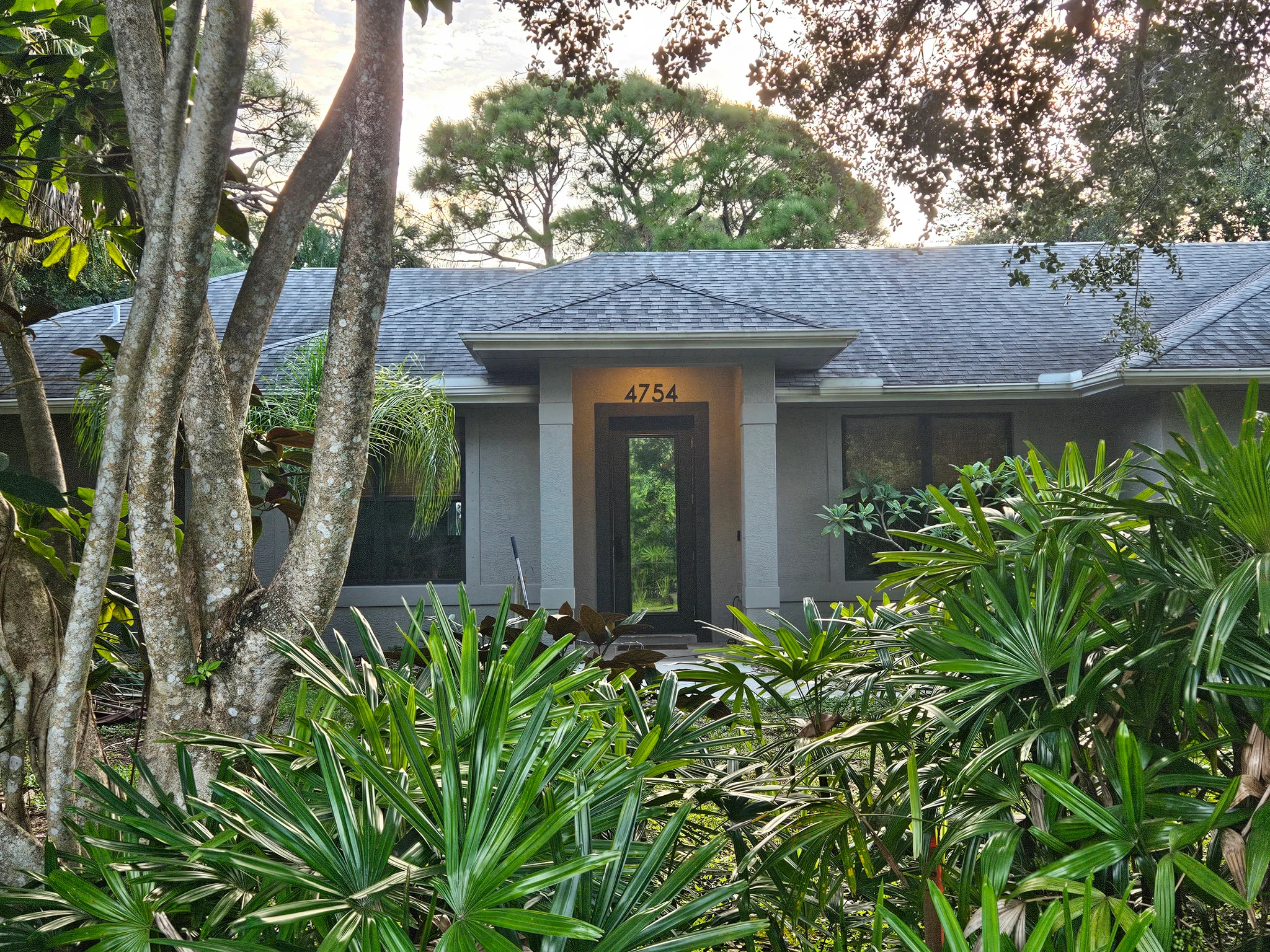 Stuart House: 4754 SE Manatee Cove Rd