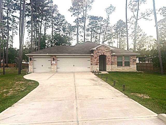 New Caney House: 2407 S Colosseum Ct