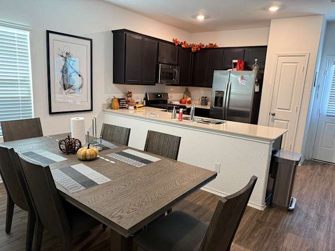 Maxwell House: 363 Geode Gln