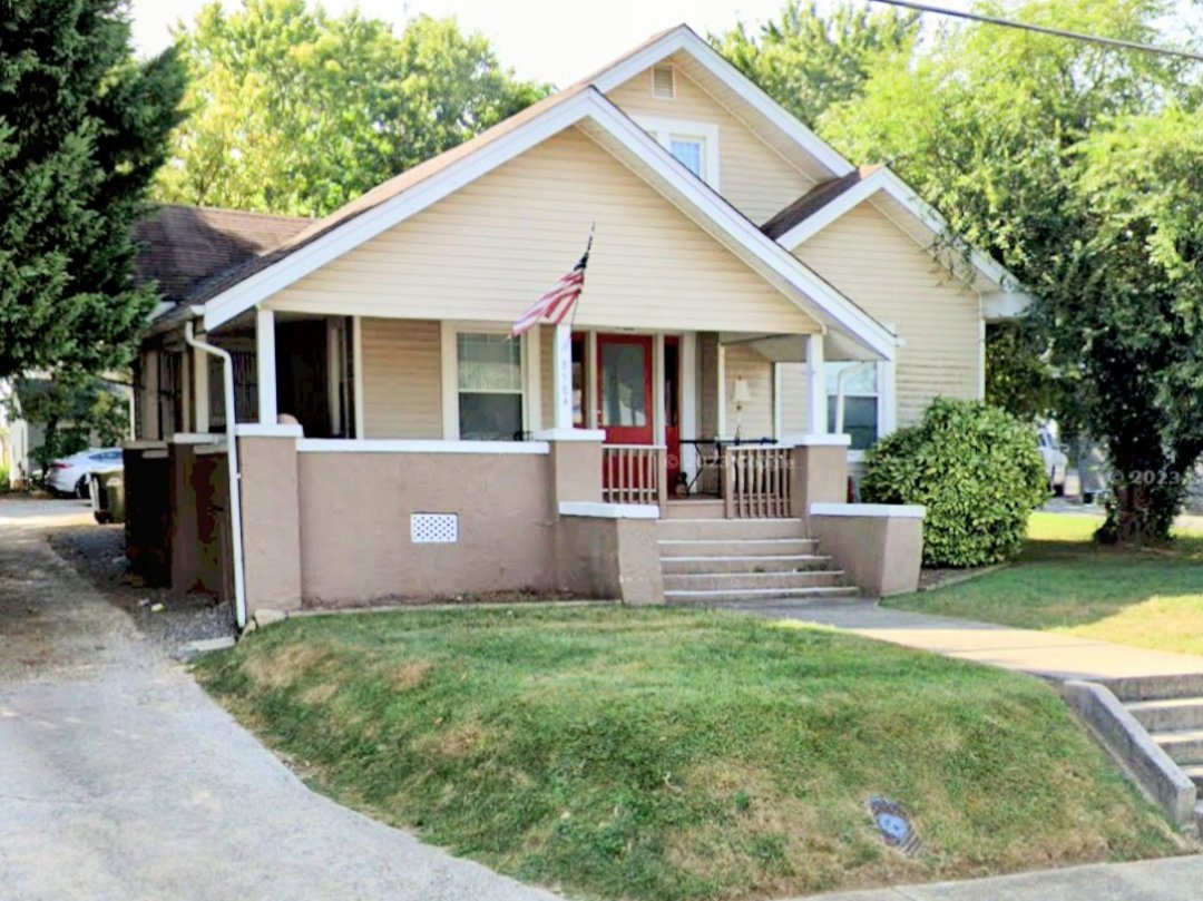 Hickory House: 858a Highland Ave NE